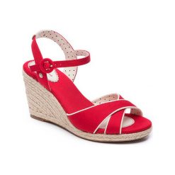 Sandały w kolorze czerwonym. Czerwone sandały damskie Melissa, Pepe Jeans, bez wzorów, z otwartym noskiem, bez obcasa, na koturnie, ze sprzączką. W wyprzedaży za 109,95 zł.