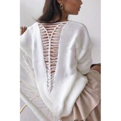 Sweter damski MALVINA WHITE. Białe bluzy damskie Sweter damski MALVINA WHITE, uniwersalny, bez wzorów, klasyczne, bez rękawów, bez kaptura. W wyprzedaży za 69,00 zł.