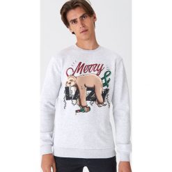 Bluza ze świątecznym motywem - Jasny szary. Szare bluzy męskie House, s, bez wzorów, wizytowe, bez kołnierzyka, bez rękawów, bez kaptura. Za 79,99 zł.