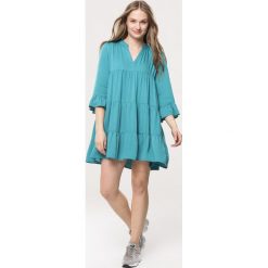 Niebieska Sukienka Chaste. Niebieskie sukienki damskie Born2be, na co dzień, s, bez wzorów, bez kołnierzyka, bez rękawów, mini, trapezowe. Za 79,99 zł.