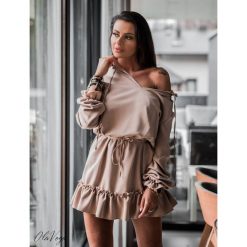 Sukienka ,,FLYY SPRING" beż. Sukienki damskie Divinostyle, na co dzień, s, bez wzorów, z poliesteru, bez kołnierzyka, bez rękawów. Za 159,00 zł.