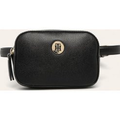 Tommy Hilfiger - Nerka. Czarne nerki damskie TOMMY HILFIGER, w paski, ze skóry ekologicznej, małe, bez dodatków. Za 389,90 zł.