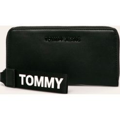 Tommy Jeans - Portfel. Czarne portfele damskie Tommy Jeans, bez wzorów, z jeansu. Za 259,90 zł.