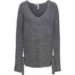 Sweter dzianinowy bonprix szary melanż. Szare swetry klasyczne damskie bonprix, z dzianiny, z dekoltem w serek. Za 59,99 zł.