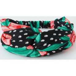 Opaska w kwiaty i groszki. Czarne ozdoby do włosów marki Pull&Bear, w kwiaty. Za 39,90 zł.