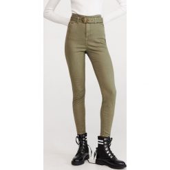 Spodnie z wysokim stanem - Khaki. Brązowe spodnie damskie Reserved, bez wzorów, z podwyższonym stanem. W wyprzedaży za 59,99 zł.