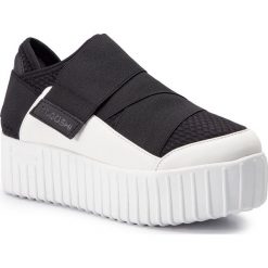 Sneakersy TOGOSHI - FESSURA TG-08-02-000047 646. Czarne półbuty damskie Togoshi, bez wzorów, ze skóry ekologicznej, bez obcasa, na koturnie, bez zapięcia. W wyprzedaży za 449,00 zł.