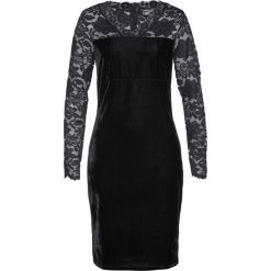 Sukienka bonprix czarny. Czarne sukienki damskie marki bonprix, na imprezę, w koronkowe wzory, z koronki, eleganckie, bez kołnierzyka, bez rękawów. Za 79,99 zł.