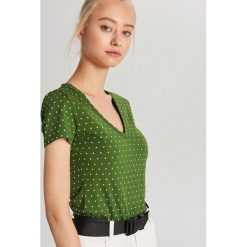 Koszulka z dekoltem - Khaki. Brązowe koszulki damskie Cropp, s. W wyprzedaży za 9,99 zł.