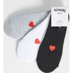 Skarpetki stopki z sercem - Jasny szary. Szare skarpetki damskie Sinsay, bez wzorów. Za 9,99 zł.