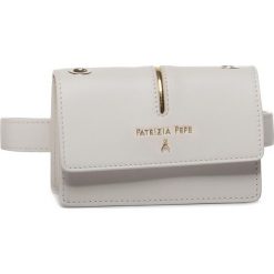 Saszetka nerka PATRIZIA PEPE - 2V9347/A2OI-W309 Ivory. Brązowe nerki damskie Patrizia Pepe, bez wzorów, ze skóry, eleganckie, bez dodatków. Za 899,00 zł.