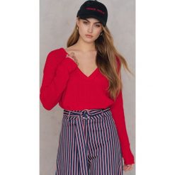 Swetry oversize damskie: Josefin Ekström for NA-KD Sweter z głębokim dekoltem V – Red
