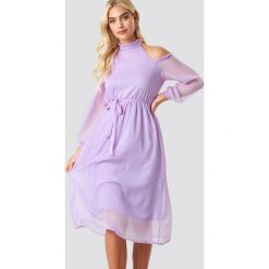 NA-KD Boho Sukienka midi z wycięciami na ramionach - Purple. Fioletowe sukienki damskie marki NA-KD Boho, bez wzorów, boho, ze stójką, z długim rękawem, długie, midi. W wyprzedaży za 40,47 zł.