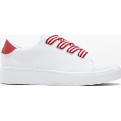 Sneakersy bonprix biało-czerwony. Białe buty sportowe damskie bonprix, bez wzorów, sportowe. Za 99,99 zł.