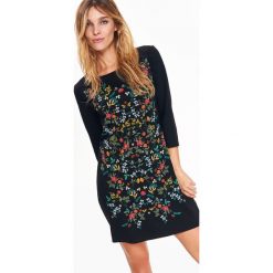 Dopasowana sukienka z nadrukiem w kwiaty. Czarne sukienki damskie Top Secret, na co dzień, na zimę, z nadrukiem, z dzianiny, eleganckie, bez kołnierzyka, bez rękawów, dopasowane. W wyprzedaży za 39,99 zł.