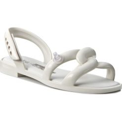 Sandały MELISSA - Tube Sandal + Jeremy S 31844 White 01177. Białe klapki damskie marki Melissa, z aplikacjami, z tworzywa sztucznego, bez obcasa, na obcasie. W wyprzedaży za 229,00 zł.