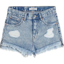 Jeansowe spodenki mom fit. Niebieskie szorty damskie Pull&Bear, bez wzorów, z jeansu. Za 89,90 zł.