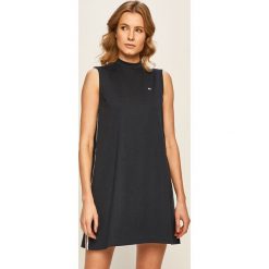 Tommy Jeans - Sukienka. Czerwone sukienki damskie Tommy Jeans, na co dzień, s, z aplikacjami, z elastanu, casualowe, z golfem, z krótkim rękawem, krótkie, mini, proste. Za 449,90 zł.