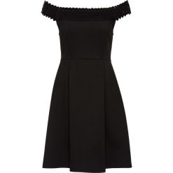 Sukienka neoprenowa z dekoltem "carmen" bonprix czarny. Czarne sukienki damskie bonprix, bez wzorów, z neoprenu, bez kołnierzyka, bez rękawów. Za 59,99 zł.