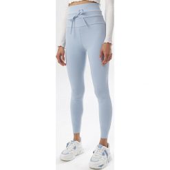 Jasnoniebieskie Legginsy Aurashi. Niebieskie legginsy damskie Born2be, s, bez wzorów. W wyprzedaży za 49,99 zł.