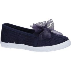 Granatowe trampki slip on z kokardką casu 3155. Trampki dziewczęce Casu, bez wzorów, bez zapięcia. W wyprzedaży za 39,99 zł.
