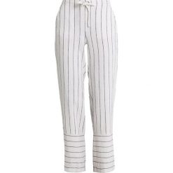 Vince Camuto PINSTRIPE DRAWSTRING PULLON PANTS Spodnie materiałowe ultra white. Białe spodnie damskie Vince Camuto, s, bez wzorów, z wiskozy. Za 419,00 zł.