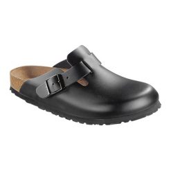Skórzane chodaki w kolorze czarnym. Czarne klapki męskie Birkenstock, bez wzorów. W wyprzedaży za 369,95 zł.