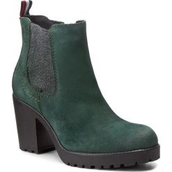 Botki TOMMY HILFIGER - DENIM Boo 1B FW0FW01356 Jungle Green 337. Zielone botki damskie na obcasie TOMMY HILFIGER, z denimu. W wyprzedaży za 339,00 zł.