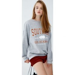 Bluza college z napisem. Szare bluzy damskie Pull&Bear, z napisami, bez rękawów, bez kaptura. Za 89,90 zł.