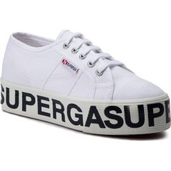 Tenisówki SUPERGA - 2790 Cotw Outsole Lettering S00FJ80 White 901. Białe półbuty damskie Superga, bez wzorów, z gumy, bez obcasa, na koturnie, bez zapięcia. Za 279,00 zł.