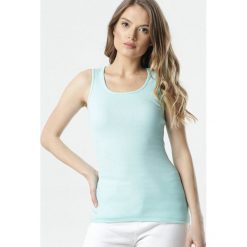 Jasnoniebieski Top Straephis. Niebieskie topy damskie Born2be, s, bez wzorów, z dzianiny, sportowe, z okrągłym kołnierzem, bez rękawów. Za 39,99 zł.