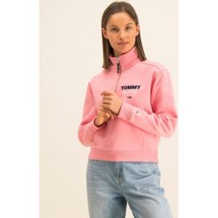 Bluza Tommy Jeans Logo Quarter DW0DW07662. Różowe bluzy damskie Tommy Jeans, xs, bez wzorów, z bawełny, bez rękawów, bez kaptura. W wyprzedaży za 339,00 zł.