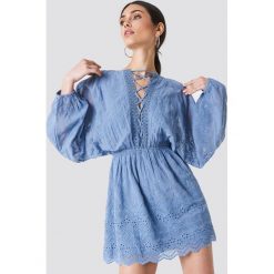 NA-KD Boho Koronkowa sukienka ze sznurowaniem - Blue. Niebieskie sukienki boho NA-KD Boho, z haftami, z koronki, z dekoltem na plecach, mini. Za 283,95 zł.