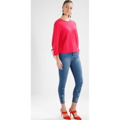 Swetry klasyczne damskie: YUMA Sweter pink