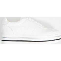 Buty sportowe na platformie - Biały. Białe buty sportowe damskie Mohito, bez wzorów, sportowe. Za 139,99 zł.