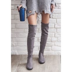 Szare Kozaki Lady In Grey. Szare kozaki damskie Born2be, na zimę, z tkaniny, eleganckie, z okrągłym noskiem, przed kolano, na wysokim obcasie, na płaskiej podeszwie, na sznurówki. Za 129,99 zł.