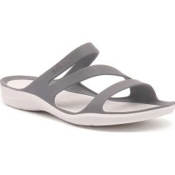 KLAPKI SWIFTWATER. Szare klapki damskie Crocs, bez wzorów, bez obcasa. Za 179,99 zł.