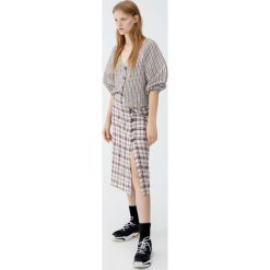 Bluzka w kratkę z bufiastymi rękawami. Szare bluzki damskie marki Pull&Bear, w kratkę, bez kołnierzyka, z długim rękawem. Za 69,90 zł.