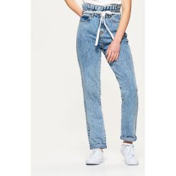 Jeansy paperbag - Niebieski. Niebieskie jeansy damskie Cropp. W wyprzedaży za 49,99 zł.