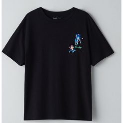 Koszulka z nadrukiem na plecach Rick and Morty -. Koszulki damskie Cropp, s, z nadrukiem, z dekoltem na plecach. Za 49,99 zł.