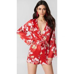 Hannalicious x NA-KD Satynowy kombinezon z dekoltem V - Red,Multicolor. Czerwone kombinezony z printem marki Hannalicious x NA-KD, z poliesteru. W wyprzedaży za 48,58 zł.