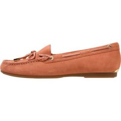 MICHAEL Michael Kors SUTTON MOC Mokasyny terra. Pomarańczowe półbuty damskie MICHAEL Michael Kors, ze skóry. Za 549,00 zł.