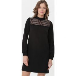 Czarna Sukienka Juliettice. Czarne sukienki damskie Born2be, s, bez wzorów, z koronki, eleganckie, ze stójką, bez rękawów, długie, mini, trapezowe. Za 69,99 zł.