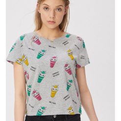 T-shirt z kolorowym nadrukiem all over - Jasny szary. T-shirty damskie Sinsay. W wyprzedaży za 7,99 zł.