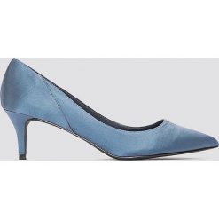 NA-KD Shoes Satynowe czółenka na średnim obcasie - Blue. Niebieskie buty ślubne damskie NA-KD Shoes, z satyny, na średnim obcasie, na obcasie. W wyprzedaży za 80,98 zł.