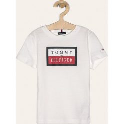 Tommy Hilfiger - T-shirt dziecięcy 104-176 cm. Białe t-shirty chłopięce TOMMY HILFIGER, z nadrukiem, z bawełny, bez rękawów. W wyprzedaży za 99,90 zł.