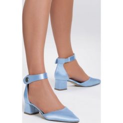 Niebieskie Czółenka Pastel. Niebieskie czółenka damskie Inny, bez wzorów, z satyny, ze szpiczastym noskiem, bez obcasa, na obcasie. Za 49,99 zł.