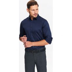 Koszula męska elegancka z jedwabistym wykończeniem tkaniny o dopasowanym kroju. Koszule męskie Top Secret, na zimę, m, bez wzorów, z tkaniny, eleganckie, bez kołnierzyka, bez rękawów. W wyprzedaży za 39,99 zł.