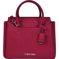 Calvin Klein Damska torebka Sml Tote Tibetan Red. Czerwone torebki klasyczne damskie Calvin Klein, bez wzorów, biznesowe, bez dodatków. W wyprzedaży za 622,00 zł.
