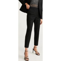 Mango - Spodnie Velvet. Czarne spodnie damskie Mango, bez wzorów, z elastanu, casualowe. Za 139,90 zł.